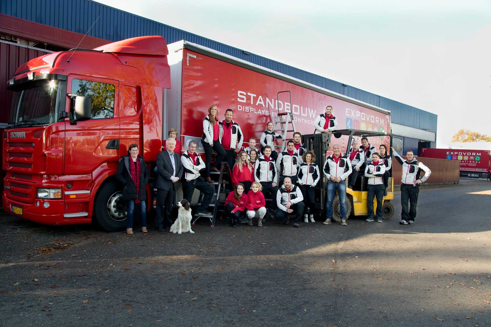 Expovorm-team voor vrachtwagen bij eigen productie en logistiek locatie Almelo– illustratie van teamwork en projecten voor standbouwer-vacature