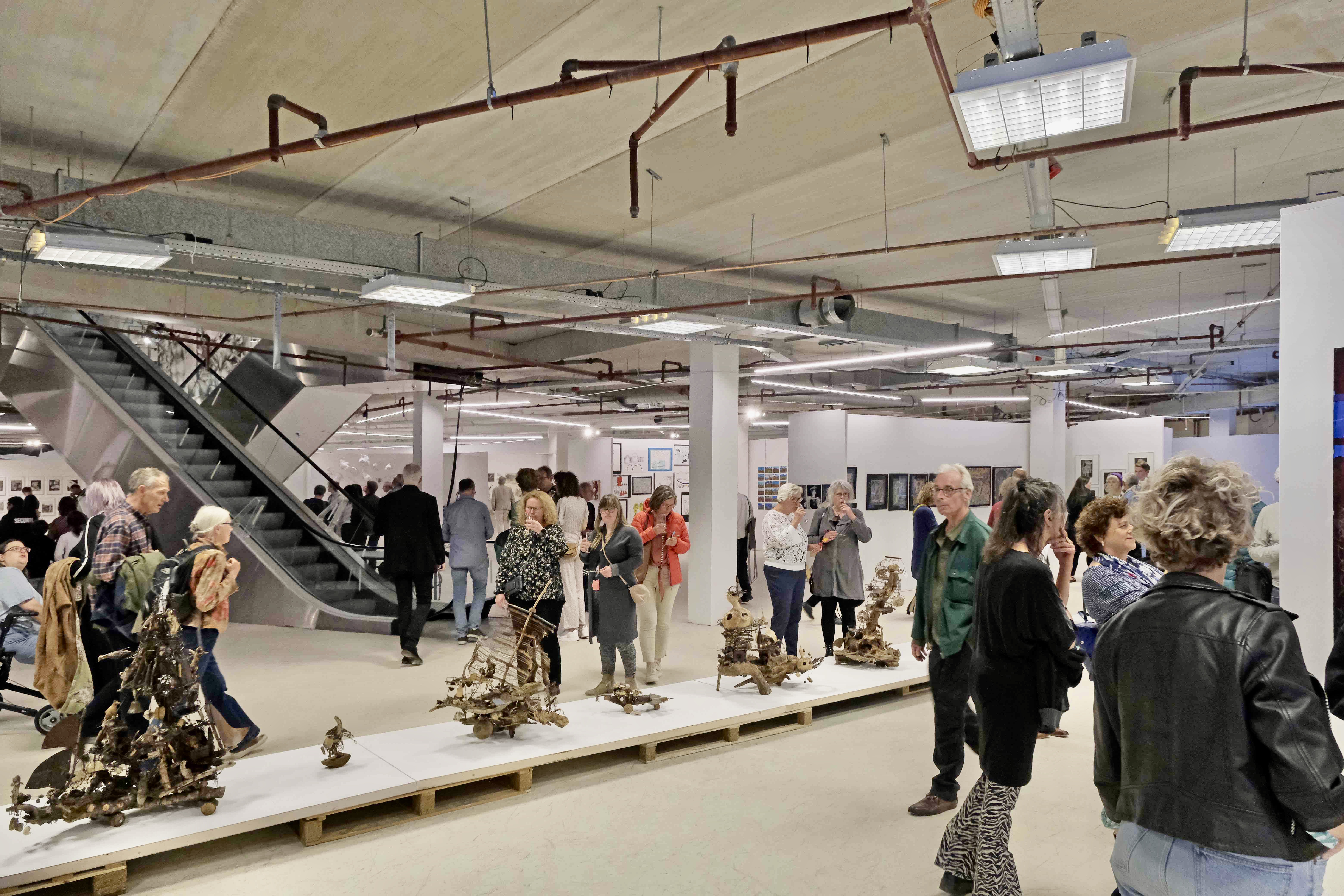 Art Brut Biënnale 2023 exhibition setup by Expovorm, featuring innovative and flexible museum display solutions.